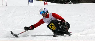 Mensch mit Behinderung beim Skifahren