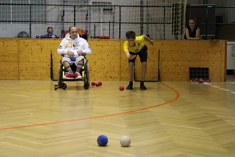 E-Rollstuhl Fußball Team kurz nach der Gründung. 4 Rollstuhlfahrer im Elektrorollstuhl in der Halle vom Viva in Steinbrunn