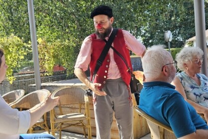 Ein Clown unterhält sein Publikum am ÖZIV Sommerfest