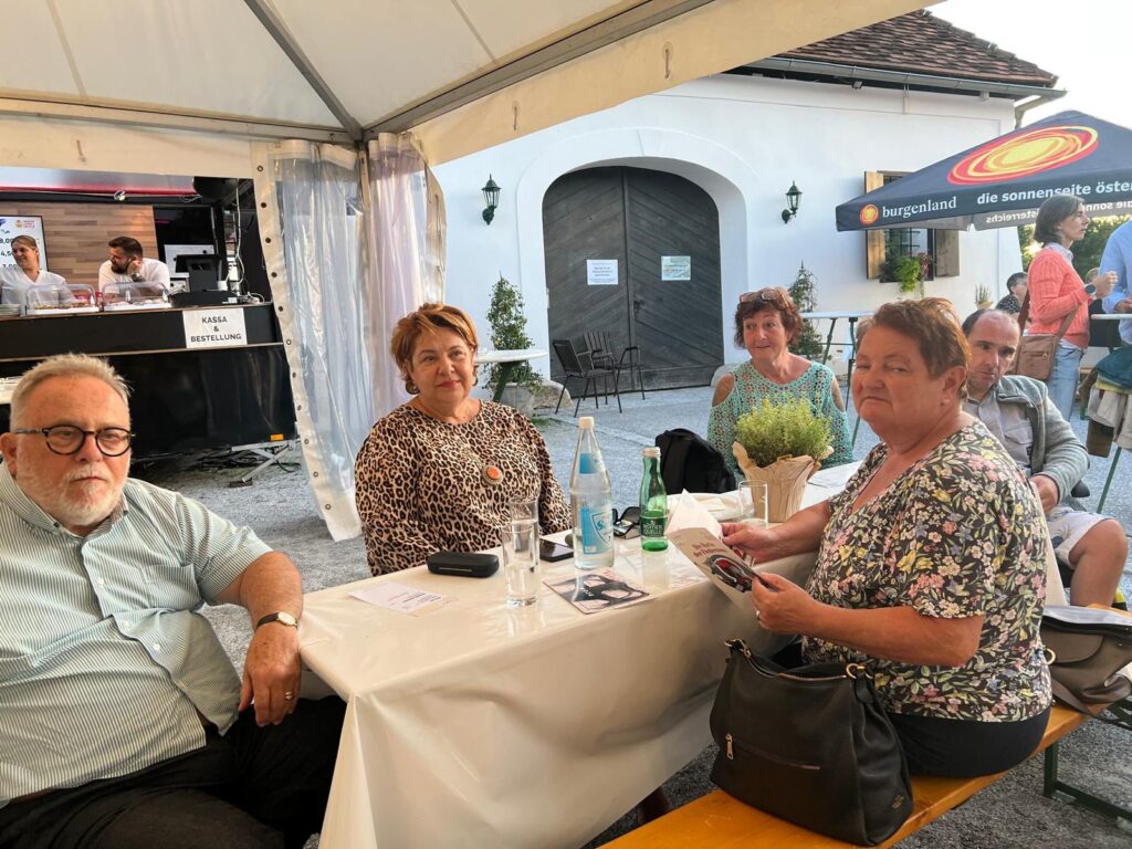 Öziv Mitglieder, sitzen versammelt an einem Biertisch