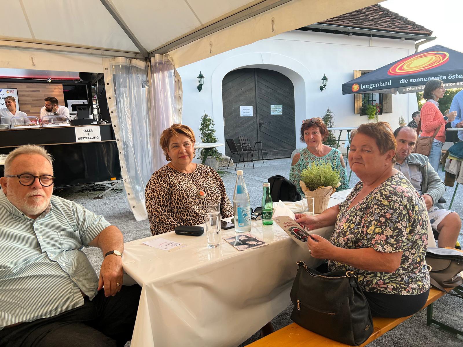 Öziv Mitglieder, sitzen versammelt an einem Biertisch